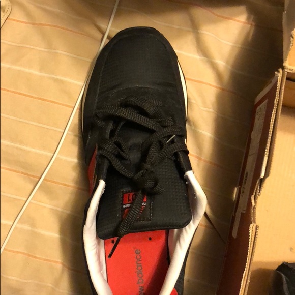 New Balance sneakers comes with box - Picture 2 of 5